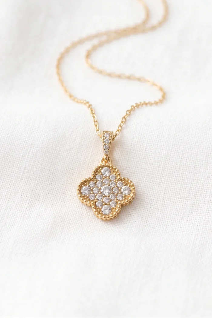 Yonca Model Zirkon Taşlı Gold Renk Paslanmaz Çelik Kadın Kolye - 1,5 cm kolye ucu Yonca Model Zirkon Taşlı Gold Renk Paslanmaz Çelik Kadın Kolye - 1,5 cm kolye ucu