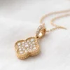 Yonca Model Zirkon Taşlı Gold Renk Paslanmaz Çelik Kadın Kolye - 1,5 cm kolye ucu Yonca Model Zirkon Taşlı Gold Renk Paslanmaz Çelik Kadın Kolye - 1,5 cm kolye ucu