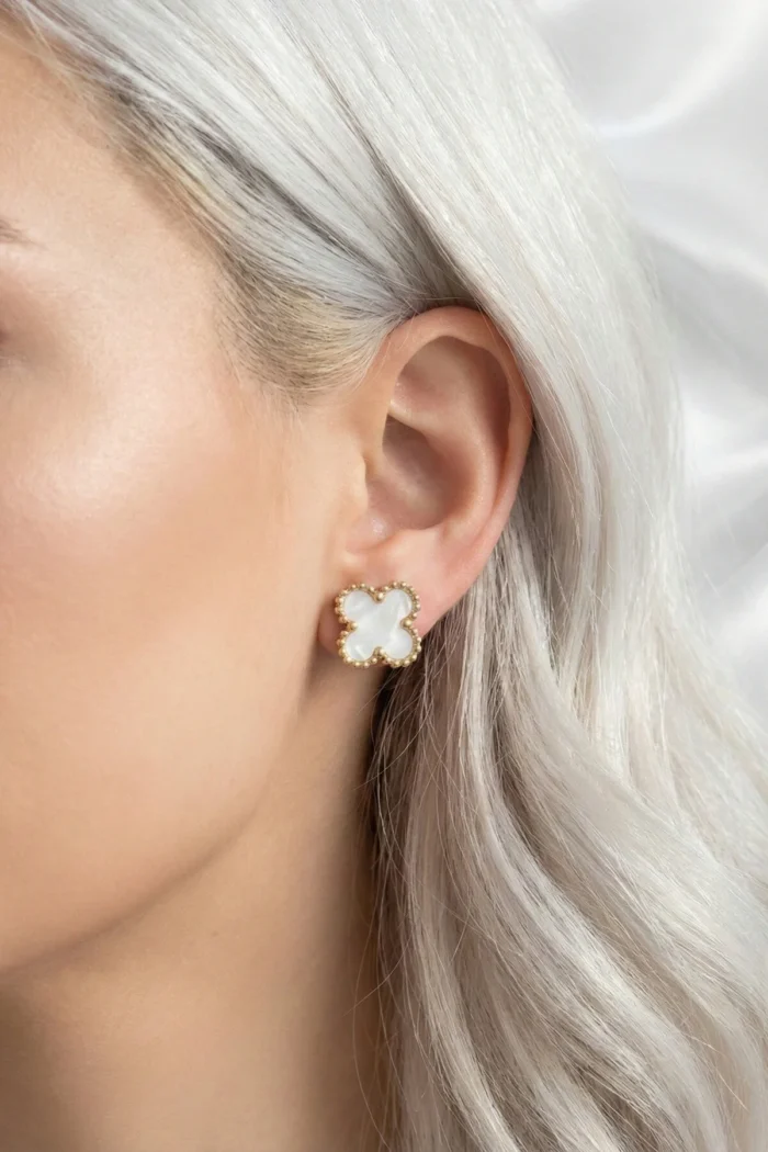 Yonca Model Beyaz Mineli Çelik Küpe