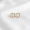 Yonca Model Beyaz Mineli Çelik Küpe