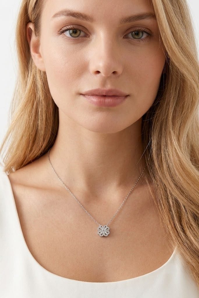 Yonca Model Zirkon Taşlı Çelik Kolye