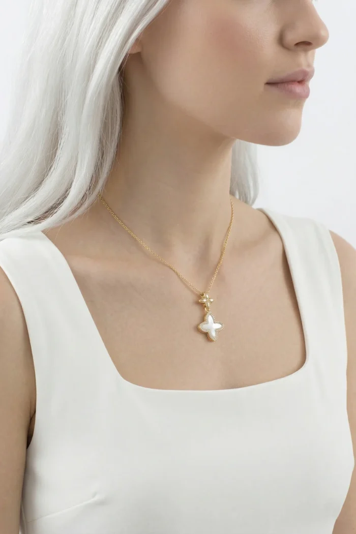 Yonca Model Zirkon Taşlı Çelik Kolye Yonca Model Zirkon Taşlı Çelik Kolye