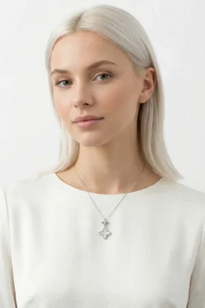 Yonca Model Zirkon Taşlı Çelik Kolye