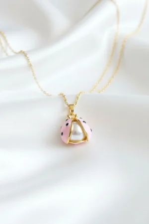 Uğur Böceği Model Pembe Mineli İnci Detaylı Çelik Kolye Uğur Böceği Model Pembe Mineli İnci Detaylı Çelik Kolye
