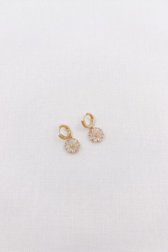 Çiçek Model Zirkon Taşlı Çelik Küpe Çiçek Model Zirkon Taşlı Çelik Küpe